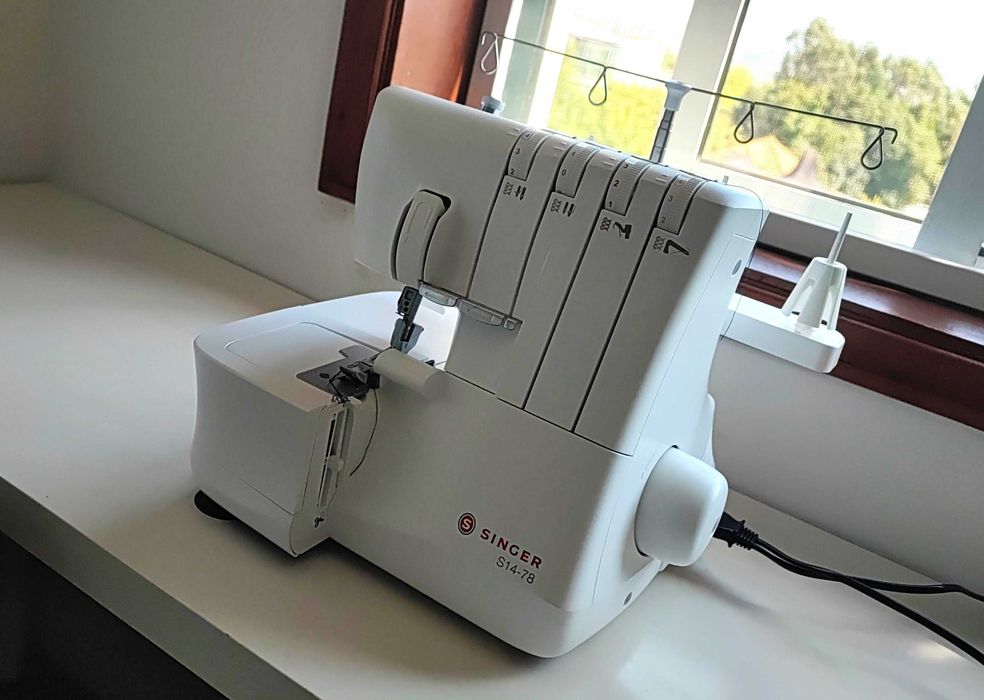 Máquina de costura Overloque Singer S14-78