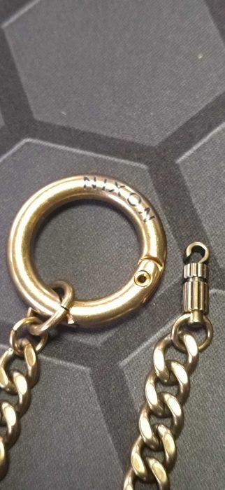 Porta-chaves em aço cobreado NIXON – Estilo e resistência