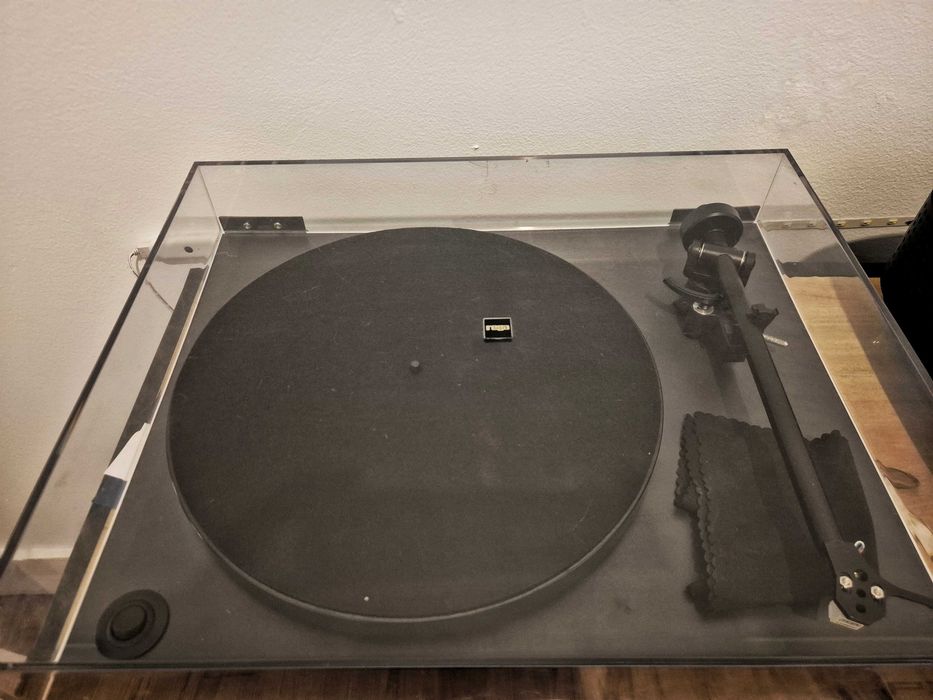 Gira-Discos Rega Planar 1 (2016) com cabeça Rega Carbon