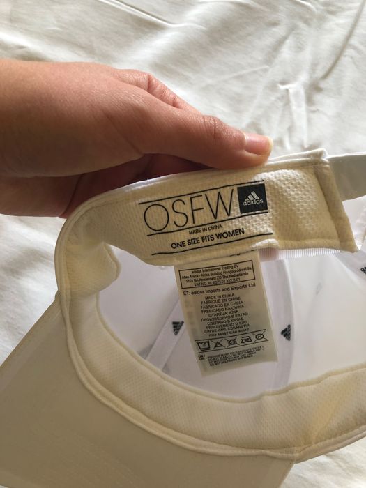 Chapéu branco (Adidas)