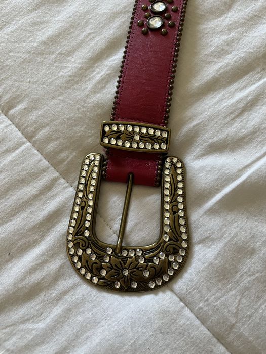 Cinto em pele vermelha com brilhantes