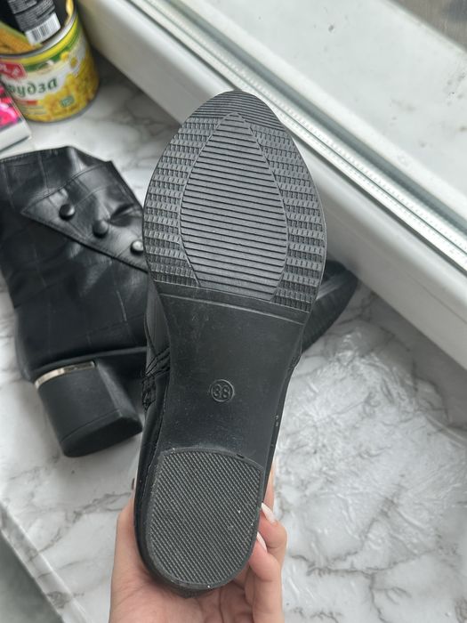 Черные ботинки на каблуке