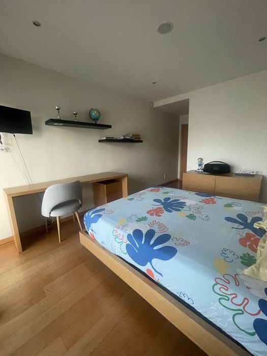Quarto completo com cama de casal e mobilia