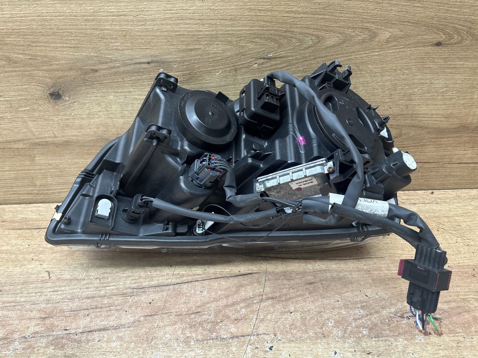 Lampa przednia prawa Volvo xc90 lift xenon