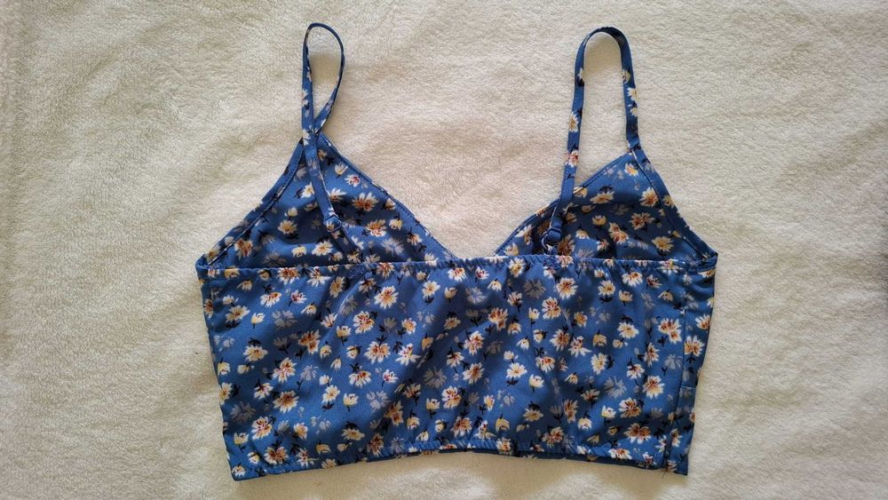 Top curto com flores, como novo
