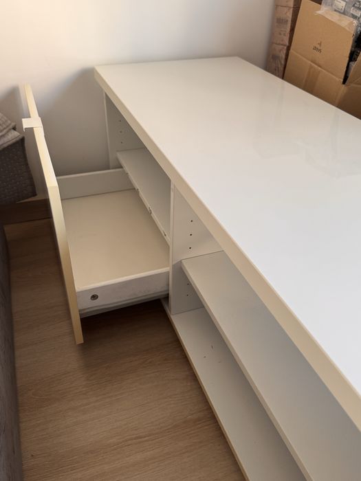 Movel TV lacado usado com apenas algumas marca de uso