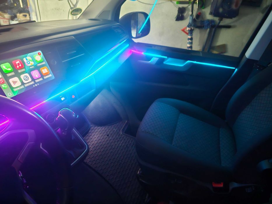 ŚWIATŁOWÓD LED AMBIENT OŚWIETLENIE WNĘTRZA 12V PASKI RGB MULTIKOLOR BEZ INGERENCJI KABLI SMARTFON BLUETOOTH PODŚWIETLENIE TUNING + MONTAŻ