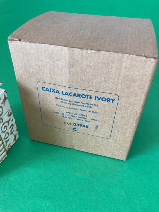 Caixa em Cerâmica Laçarote Ivory da marca Avon Antiga