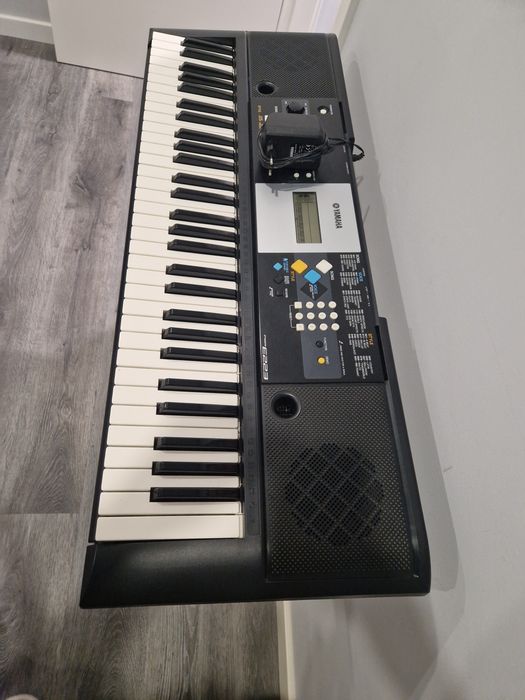 Piano Yamaha PSR E223 com suporte