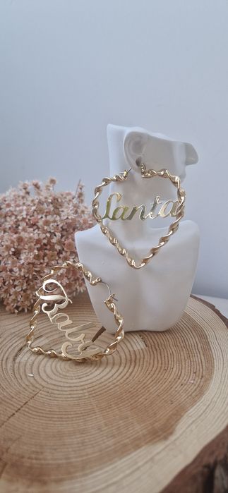 Kolczyki Asos Design – złote serca z napisami "Santa Baby"