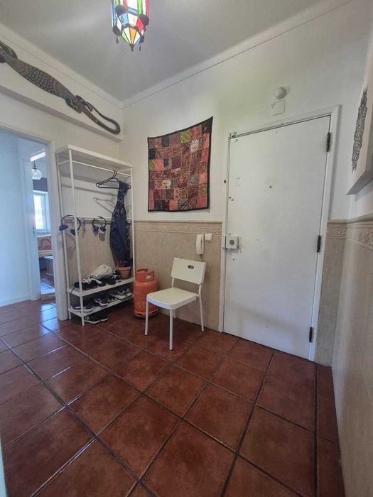 Quarto p/casal com banho privativo e marquise  em Alhandra