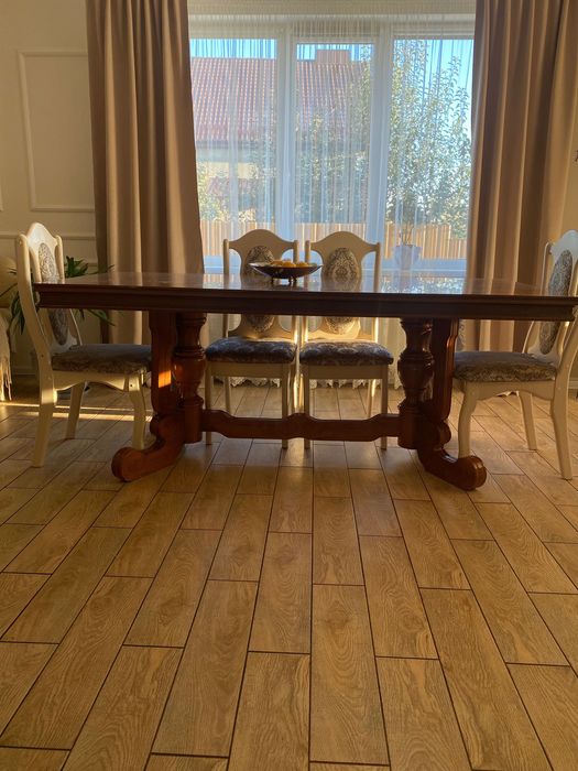 Обідній стіл в класичному стилі