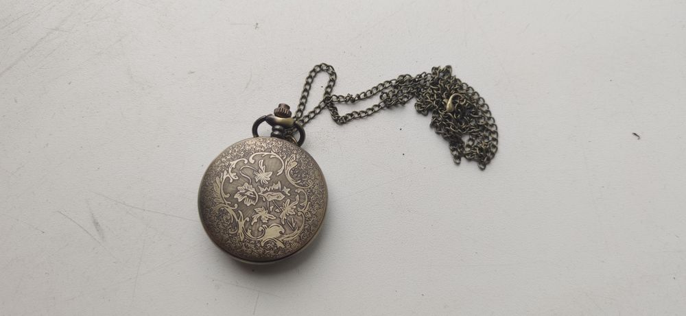 Часы с цепочкой.