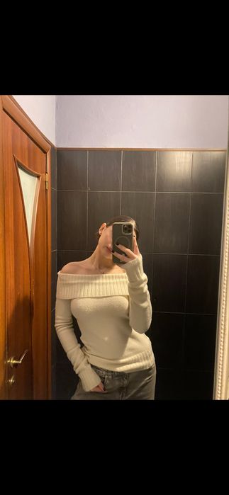 Кофта с открытыми плечами шерсть