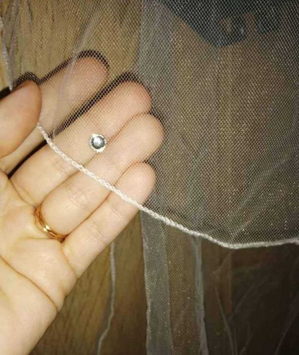 Veu de noiva novo com pente e brilhantes atrasa prateados