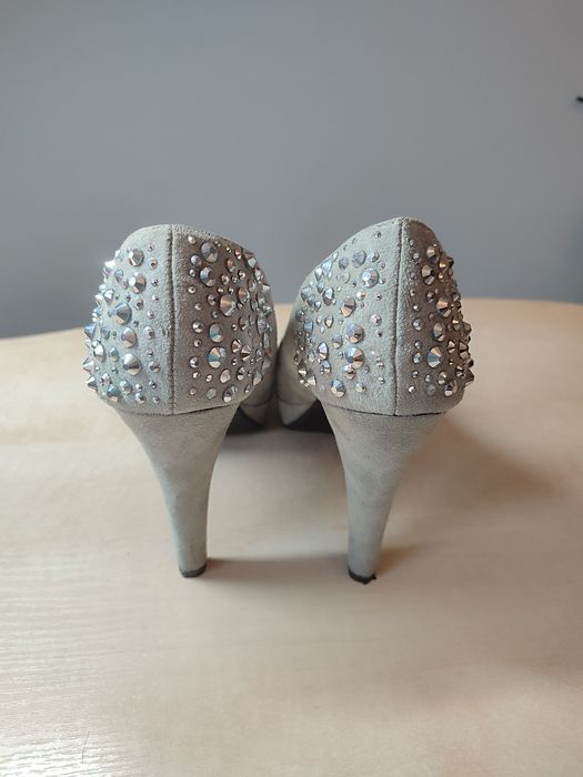 Buty na obcasie z cekinami szare