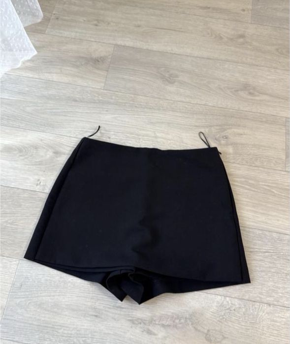 Жіноча чорна спідниця з шортиками від бренду zara