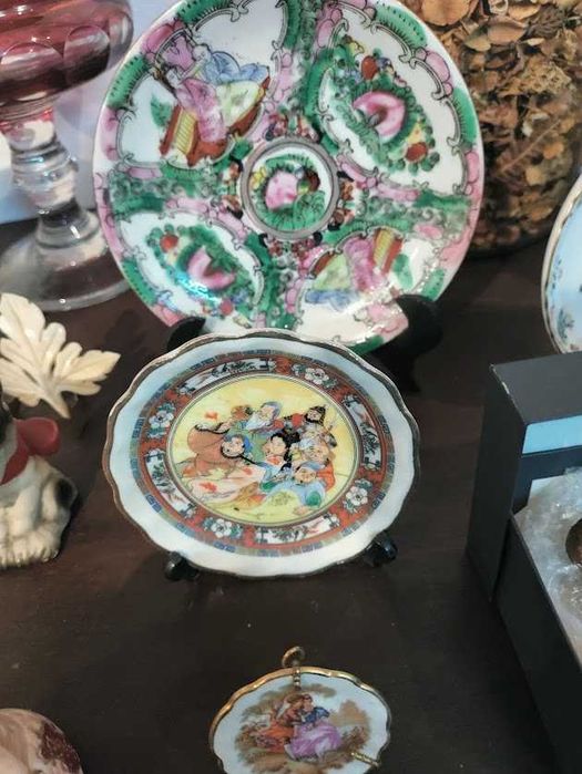 Peças decorativas de vitrine e azulejo humorístico