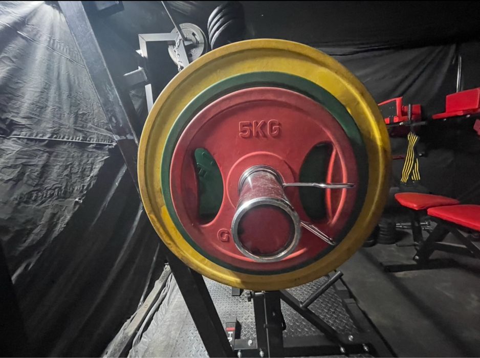 Gryf olimpijski, obiążenie olimpijskie, stojaki