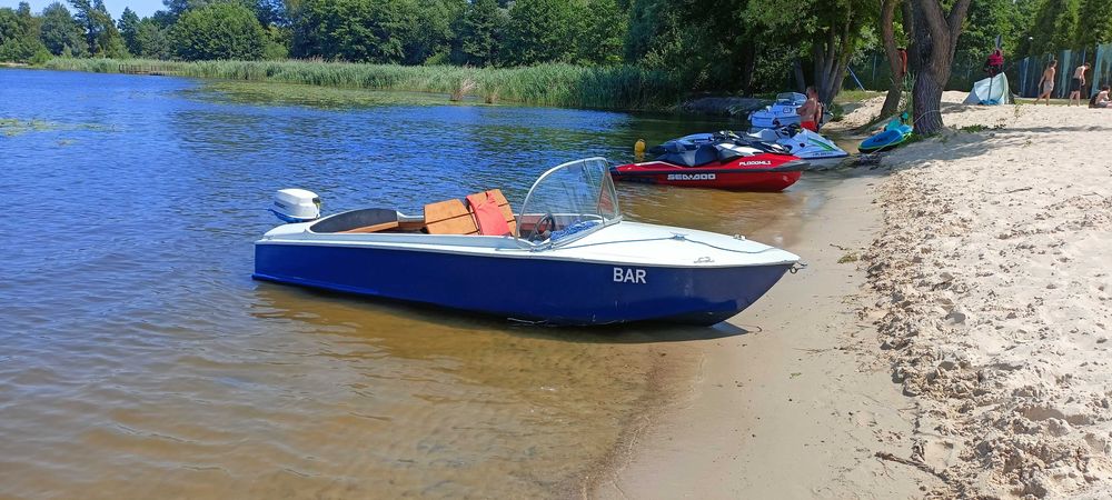 Motorówka z silnikiem i przyczepą łódź