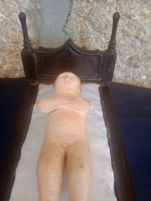 Antiga escultura imagem sacra menino jesus deitado a dormir camilha pau santo