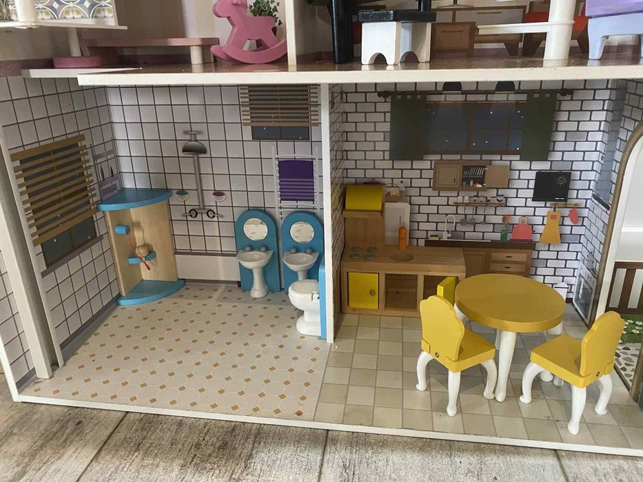 Domek dla lalek z windą i ogródkiem