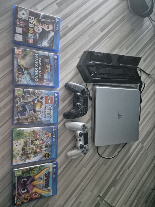 PS4 Slim , 2 pady, stacja chłodząca, gry
