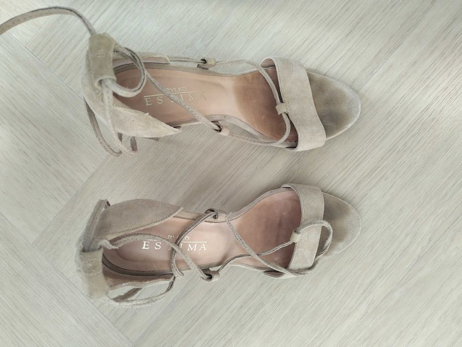 Piękne beżowe buty na szpilkach