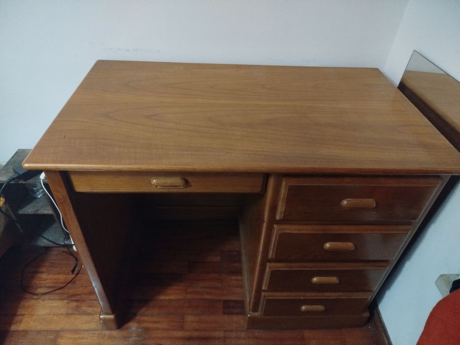 Mesa de escritório com cadeira