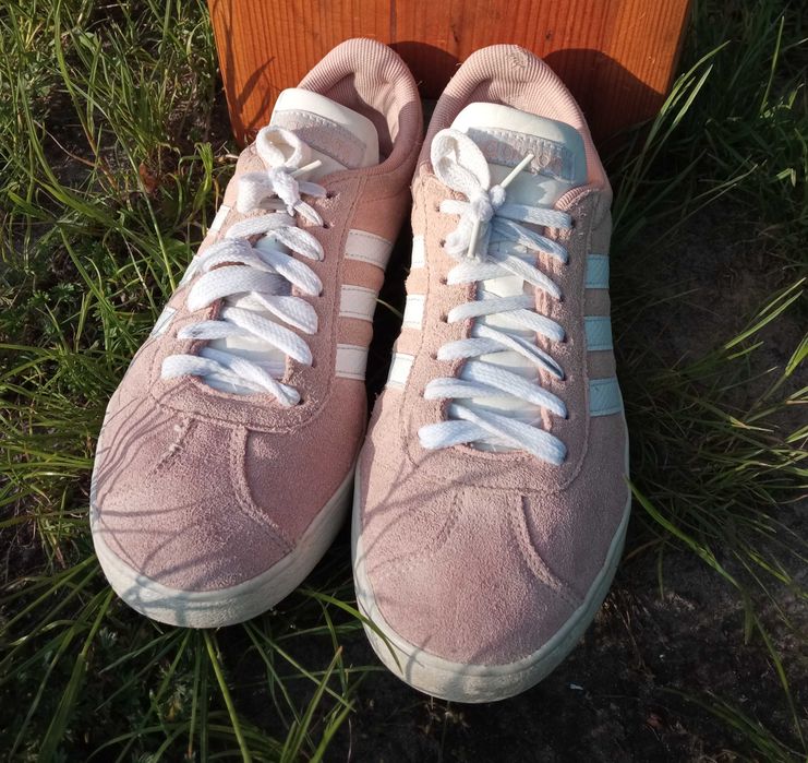 Оригінальні кросівки adidas, жіночі