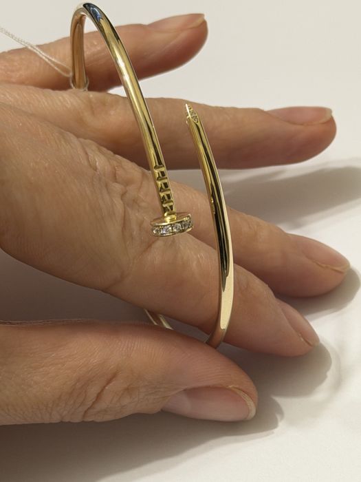 золотий браслет в стилі Cartier