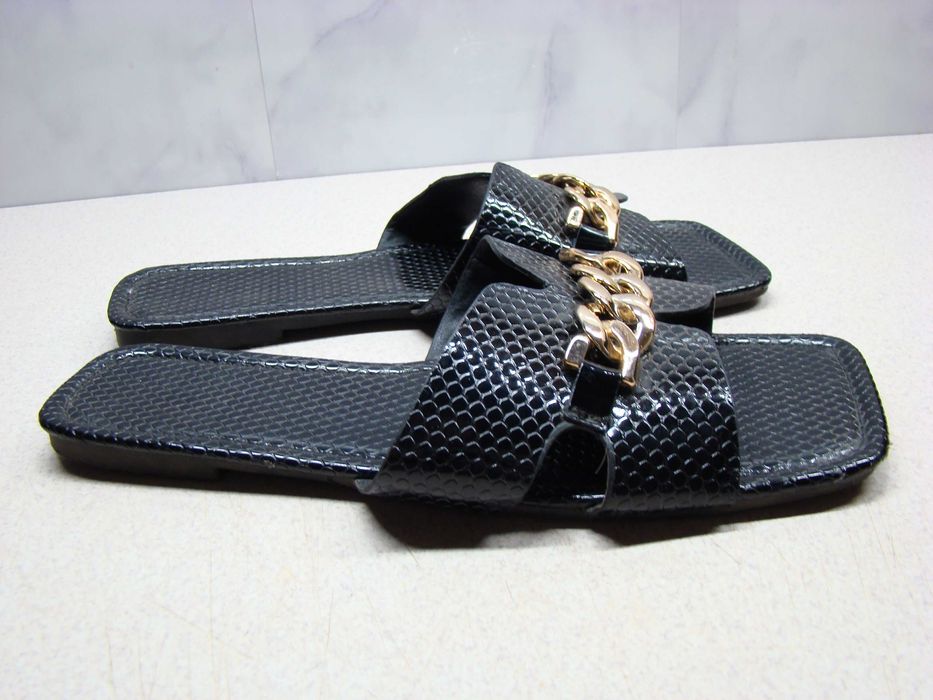 Klapki R.42 na płaskim obcasie – elegancja i komfort w dużym rozmiarze