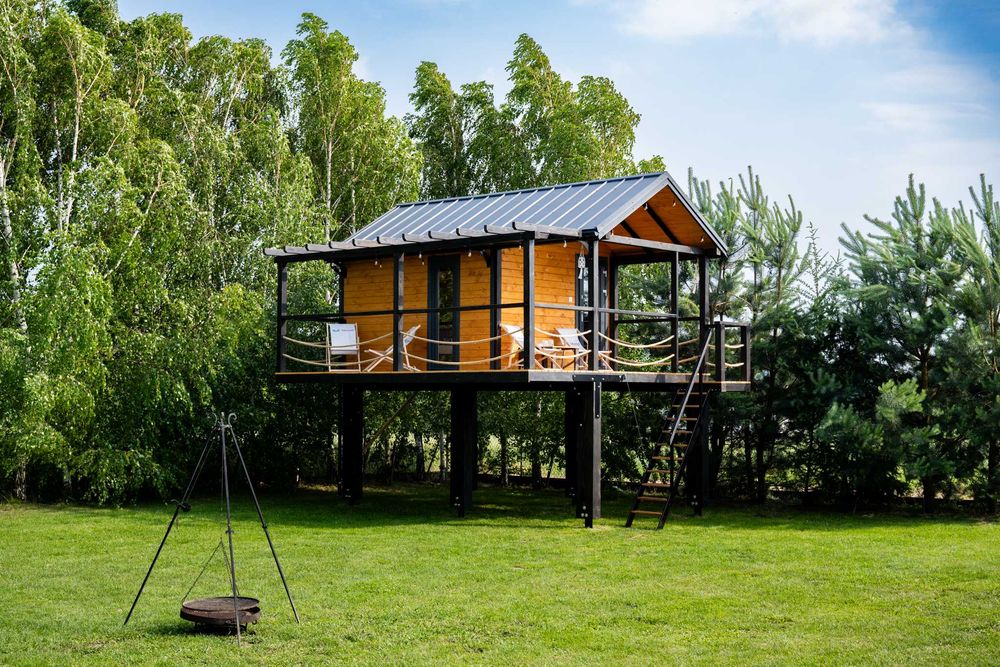 Domek letniskowy na podwyższeniu idealny na wypoczynek dom na drzewie
