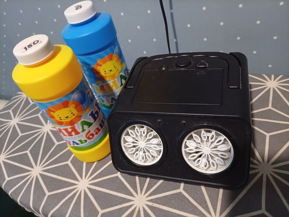 Портативная автоматическая машина для мыльных пузырей