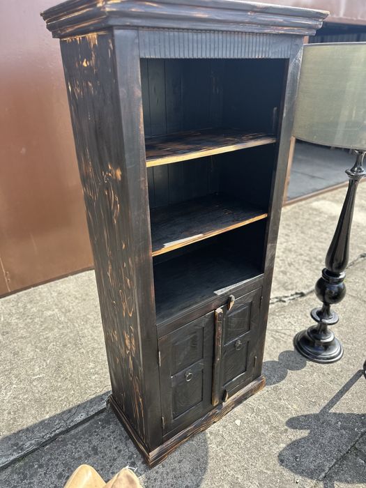 Drewniany stylowy regał