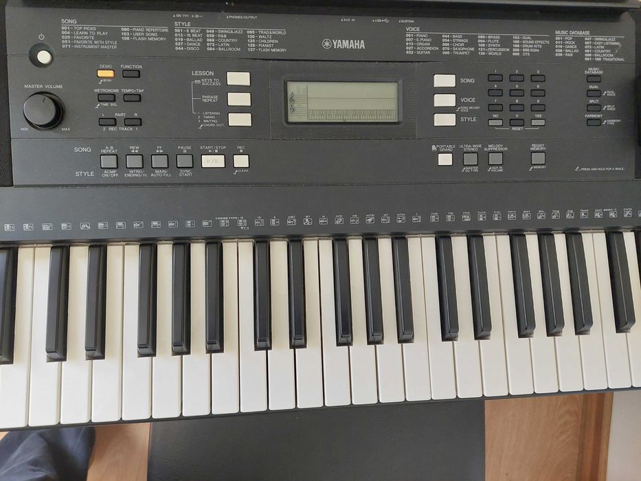 Teclado Yamaha PSR-E343 + suporte, banco e pedal