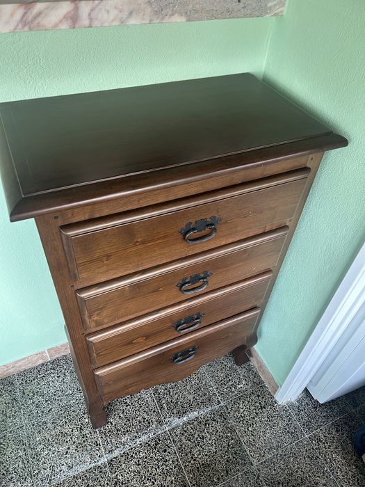 Cómoda em madeira maciça estilo rústico.