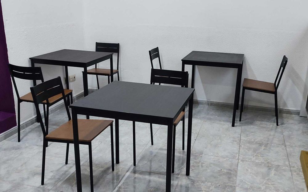5 mesas e 17 cadeiras