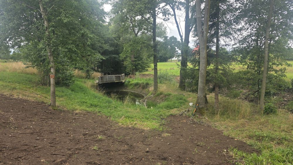 Działka ze stawem,  wiatą i zaczęta budową