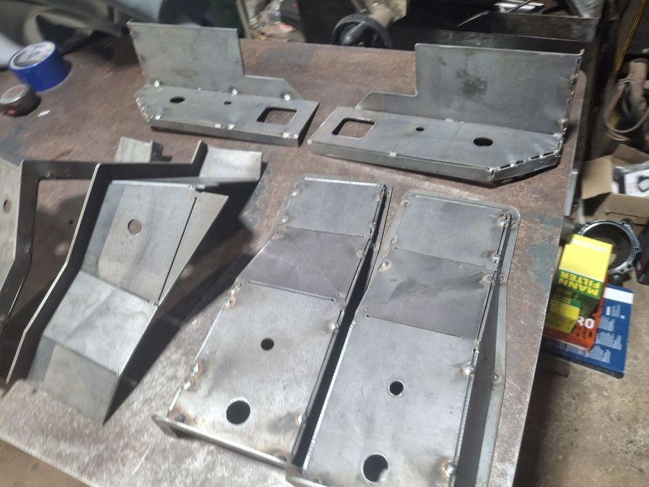 Komplet mocowań karoserii do samochodu Suzuki Jimny