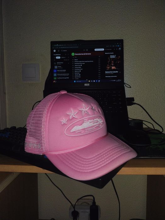 Boné trucker rosa da Corteiz