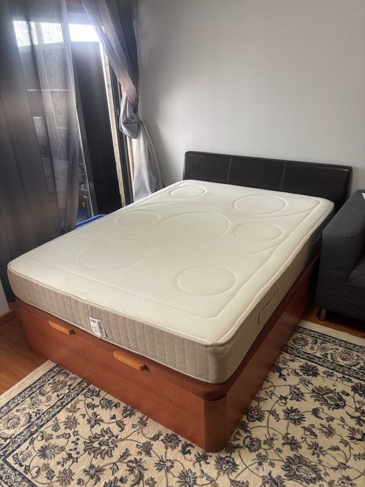 Cama casal 140x190 com base elevatória e arrumação + colchão Molaflex Pocket Sense MF, em ótimo estado