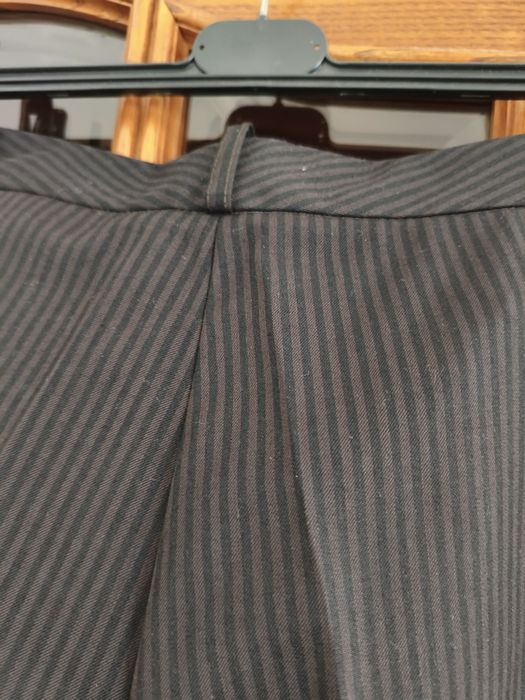 Calça clássica castanho escuro às riscas da marca LA women com bolsos