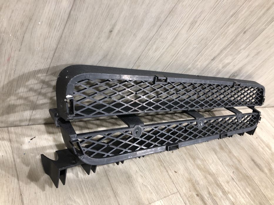 Бампер передний Решетка средняя Volvo C70 2 ( 2006 - 2010 г.) решітка