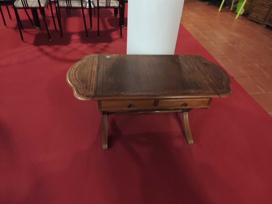 Mesa de apoio antiga em madeira com detalhes decorativos na superfície