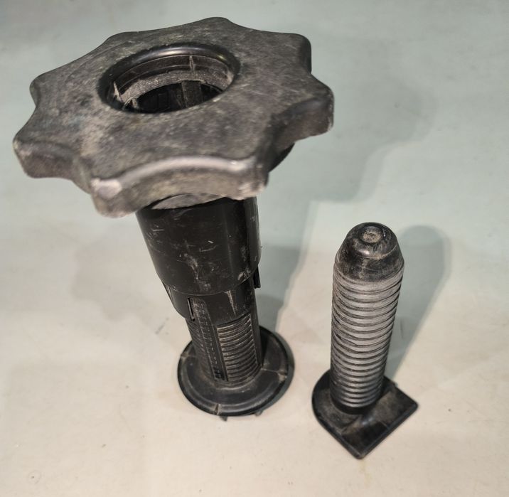 Болт кріплення запаски AUDI A4 А6 8E0803899B VAG