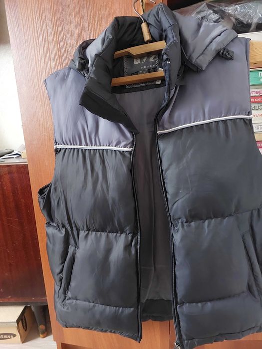 Чоловічий жилет з каптуром