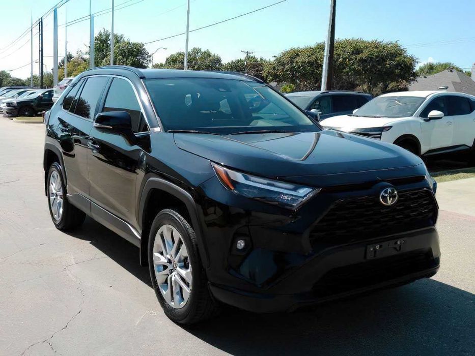 Toyota RAV4 XLE Premium      2024