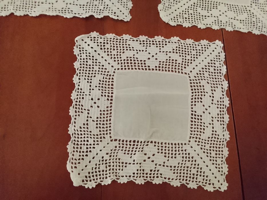 Conjunto de três naperons em linho e renda