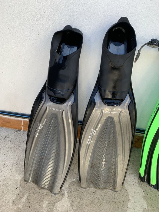 são 2 pares de nadadeiras/barbatanas de mergulho. As verdes